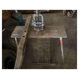 Pipe cutter on stand