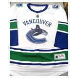 Canucks hockey jersey Youth XL (b)