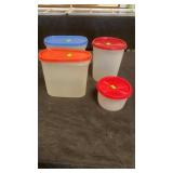 Tupperware (4 with lids )