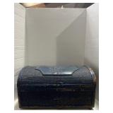 Small trunk 18ï¿½x 10ï¿½x 9.5ï¿½ needs some TLC