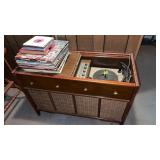 Console record player/radio with vinyls