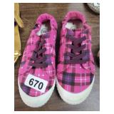 PINK PLAID SHOES SIZE 4