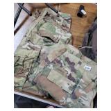 2 PAIR OF MILITARY PANTS SIZE LARGE REGULAR