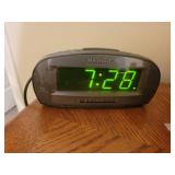 MAGNAVOX ALARM CLOCK RADIO