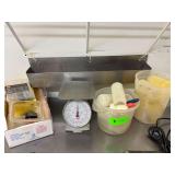 Lot of plastic containers, plastic squeezers, a scale, plastic gloves, screw pack.