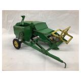 Eska Co. John Deere 1:16 Toy Pull Combine