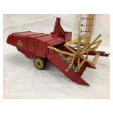 Massey-Harris Clipper 1/16 Toy Combine