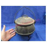 old cast iron bean pot & lid set (has 3 legs)