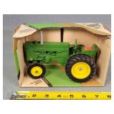 1/16 John Deere M Tractor