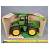 1/16 John Deere 4WD Tractor in Box