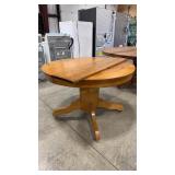 VINTAGE ROUND WOOD KITCHEN TABLE W/ LEAF ON