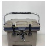 New Igloo24 Qt. Maxcold  Cooler 35 Cans Capicity