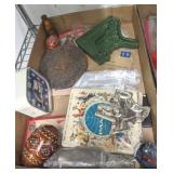 TRAY OF COLLECTIBLES, ASH TRAYS, MISC