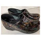 DANSKO 38 CLOGS