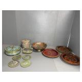 ASSORTED TINS AND DECORATIVE PLATES