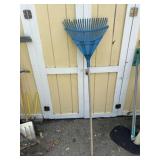 Leave rake plastic