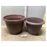 Plastic flower pots