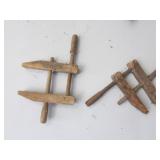 2 wooden clamps