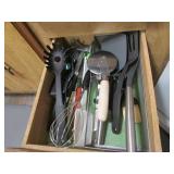 2 drawers of utencils