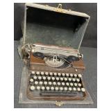 Vtg Royal Portable wood grain metal typewriter w/