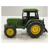 ERTL 1/16 SCALE JOHN DEERE TOY TRACTOR