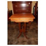 Victorian parlor table 24.25 X 17.75 X 30