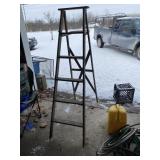 WOOD STEP LADDER