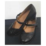 Size 7 w Dr Comfort adjustable strap shoes