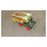 VINTAGE FISHER PRICE PLAY FAMILY CAMPER W/ ASST. >