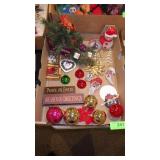 CHRISTMAS ORNAMENTS & MAGNETS, MAILBOX ARRANGEMENT