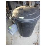 RUBBERMAID TRASH CAN W/ BIRD SEED