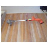 BLACK & DECKER WEED EATER W/ REPLACEMENT BATTERY>>