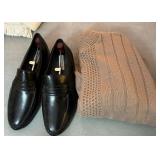 K - COVINGTON SHOES SIZE 9.5 & SWEATER (M10)