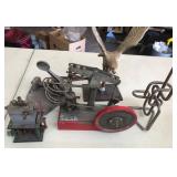 V - VINTAGE HOLE PUNCH, METAL RINGS & MORE (G119)