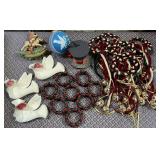 363 - LOT OF TREE ORNAMENTS & NAPKIN RINGS (W105)