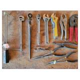 T - MIXED LOT OF HAND TOOLS (B19)