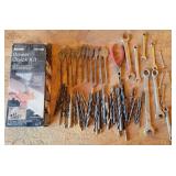 T - MIXED LOT OF HAND TOOLS & DRILL BITS (B8)