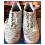 D - PAIR OF HOKA SHOES SIZE 9B (L286)