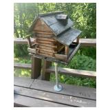 Log house birdfeeder