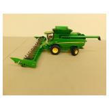 John Deer S690 plastic combine 17 in long