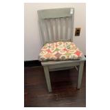 Wooden chair with pad