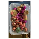 Storage container of ornaments