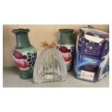 Evita crystal nativity & 2 bud vases