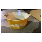 Vintage Pyrex dish- ** no lid**- 7.5 inches wide