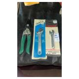 Lot of 2 wrenches and metal cutters