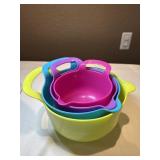 4 plastic mixing bowls with spouts