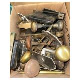 BOX LOT OF VINTAGE DOOR KNOBS & HARDWARE