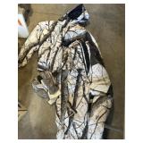 Winter camo set- coat, bibs, gloves. Size menï¿½s M