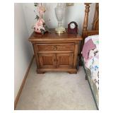 A pair of Thomasville bedside cabinets. 29“ x 20“ x 26“. No contents.