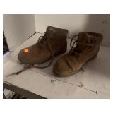 UGG  Boots ( size 8)